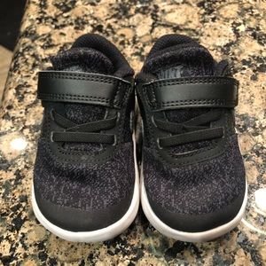 Nike black sneaker size toddler 5c